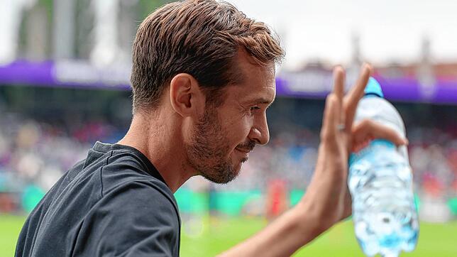 Julian Schuster, 39, geboren in Bietigheim-Bissingen, startet heute als neuer Cheftrainer des SC Freiburg in die Bundesliga-Saison. Er ...