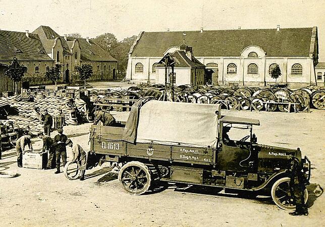 Moderne Kriegslogistik durch Lkws: Wielands Einheit in Müllheim beim Verladen von Fernmeldetechnik für die Front.
