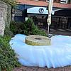 Vor dem Restaurant „Romanca“ und neben der Stadtkirche in Schwenningen: Jede Menge Schau quillt aus dem kleinen Brunnen am frühen ...