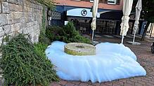 Vor dem Restaurant „Romanca“ und neben der Stadtkirche in Schwenningen: Jede Menge Schau quillt aus dem kleinen Brunnen am frühen ...