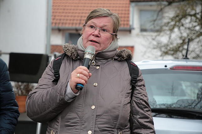 Bewegende Worte bei der Stolperstein-Verlegung: Vera Dehle-Thälmann.
