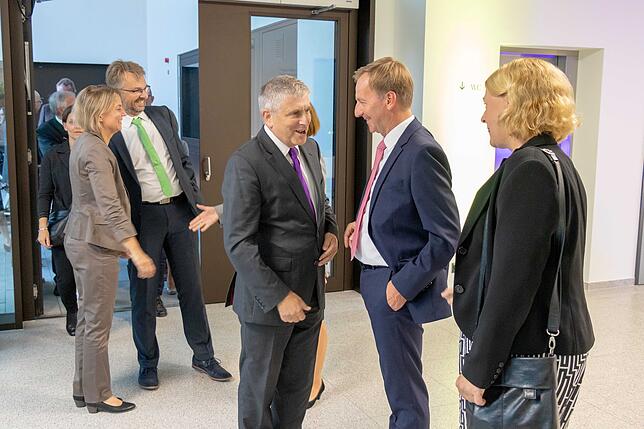 Wiedersehen: Oberbürgermeister Philipp Frank (Zweiter von rechts) begrüßte die geladenen Gäste am Haupteingang, darunter auch seinen ...