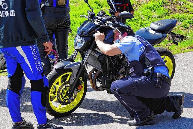 Jede Maschine sieht anders aus – da muss der Polizist ganz genau prüfen, was Originalteile und Nicht-Originalteile sind.