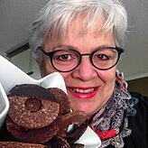 Sabine Tesche mit ihren Schweizer Weihnachtsplätzchen.