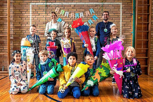 Klasse 1a: Die Erstklässler mit Klassenlehrern Lucia Zeutzheim und Rudi Görner.