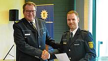 Polizeipräsident Uwe Stürmer (links) begrüßt Daniel Reiser als neuen Leiter des Polizeireviers Sigmaringen. Bilder: Heinrich Sturm