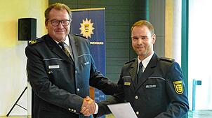 Polizeipräsident Uwe Stürmer (links) begrüßt Daniel Reiser als neuen Leiter des Polizeireviers Sigmaringen. Bilder: Heinrich Sturm