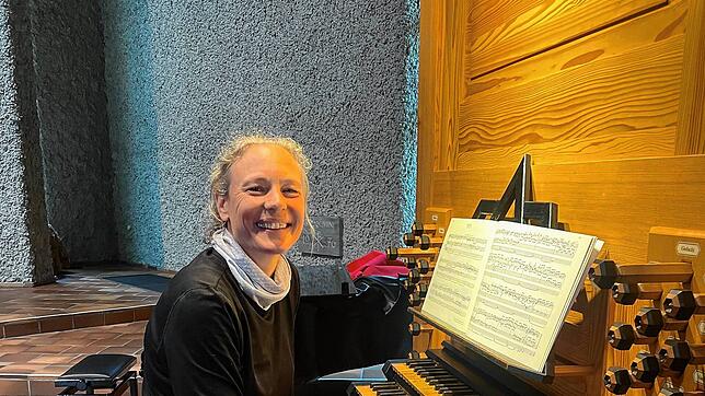 Organistin Judith Göppert wirkt in der evangelischen Gemeinde mit. Bild: Matthias Flierl