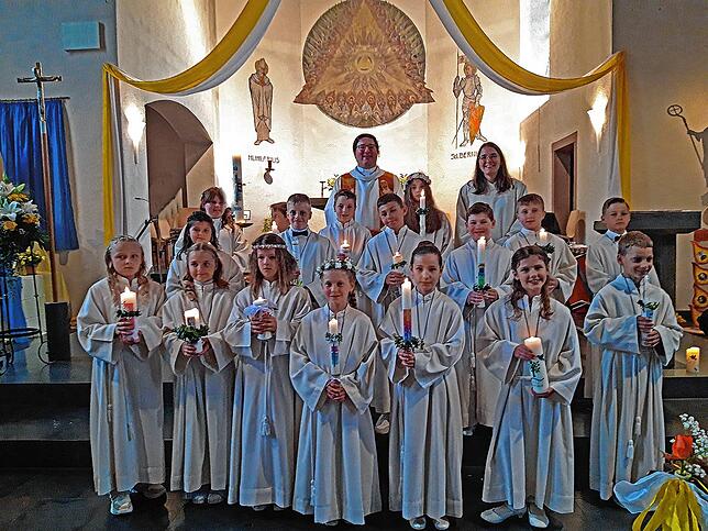 Insgesamt 17 Kinder aus Dauchingen und Weilersbach feierten am Sonntag, 4. Mai, in der katholischen Kirche St. Hilarius in Weilersbach ...