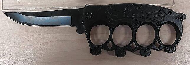 Im beschlagnahmten Schlagring ist ein Messer integriert.