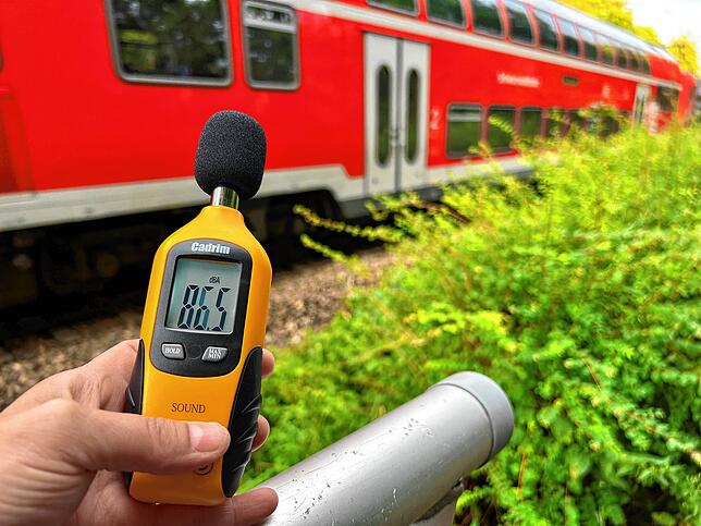 86,5 Dezibel verursacht die Schwarzwaldbahn, die am 27. August um 18.20 Uhr aus Triberg nach Villingen fährt, an unserem Messpunkt beim ...