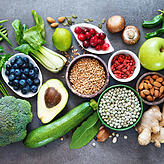 Gesund: Eine vollwertige Ernährung mit viel Obst, Gemüse und Gewürzen. Bild: Alexander Raths – AdobeStock