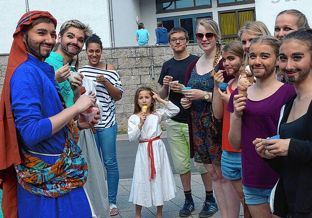2016: Eispause der jungen Künstler, die 2016 im Rahmen des Stadtfestprogramms beim &bdquo;Joseph&ldquo;-Musical aufgetreten sind.