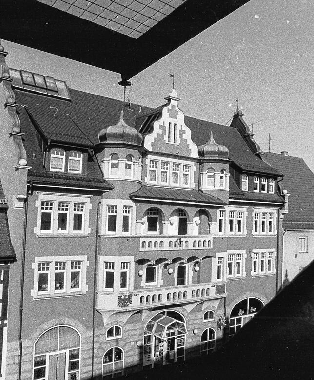 Ein Blick auf die Adler Post mit umgebauter Front.