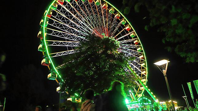 Eine Runde drehen, dabei die Stadt und den See von oben betrachten. Das nutzen in der Nacht zum Sonntag etliche Flaneure.