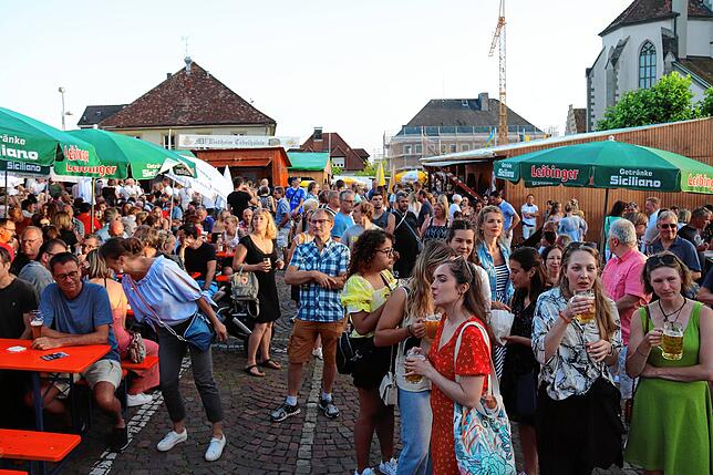 Auf dem Marktplatz war 2022 großes Treiben angesagt, hier ließen sich die Besucher von der Sonne, von der Musik und dem kulinarischem ...