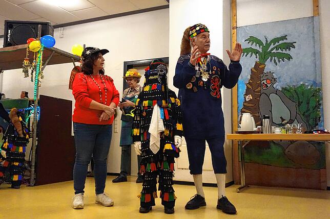 Fritz Krefeld (rechts) erklärt jedes Jahr im Café International was es mit der Überlinger Fasnacht auf sich hat. Ihn unterstützten ...