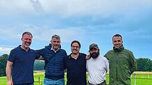 Roger Leisinger (Mitte) mit den Teamleitern Marco Tomasi, Stephan Mirkai, Feuerwehrkommandant Uwe Kuhlmann und Teamleiter Adrian Brandl ...