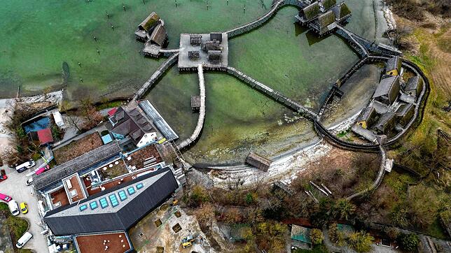 Das Freilichtmuseum in Unteruhldingen hat zum Freilichtmuseum eine Ergänzung bekommen: ein neues Museumsgebäude (links unten). Das Foto ...
