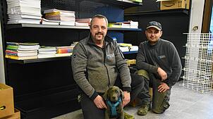 Mit tätiger Unterstützung von Posthund Luna werden Daniel Huber und Florian Matt ab dem 4. März in Rickenbach die neue Postfiliale ...