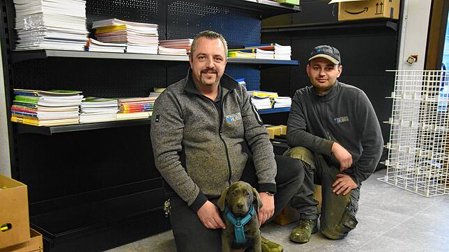 Mit tätiger Unterstützung von Posthund Luna werden Daniel Huber und Florian Matt ab dem 4. März in Rickenbach die neue Postfiliale ...
