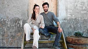 Geraldine Ortlieb-Schüle und ihrem Mann Patrick folgen 370 000 Menschen auf Instagram. Hier sind sie vor ihrer Scheune auf dem 500 Jahre ...