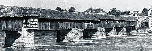Die Brücke konnte den Krieg unbeschädigt überstehen. Dies zeigt die Aufnahme vom Frühjahr 1949.