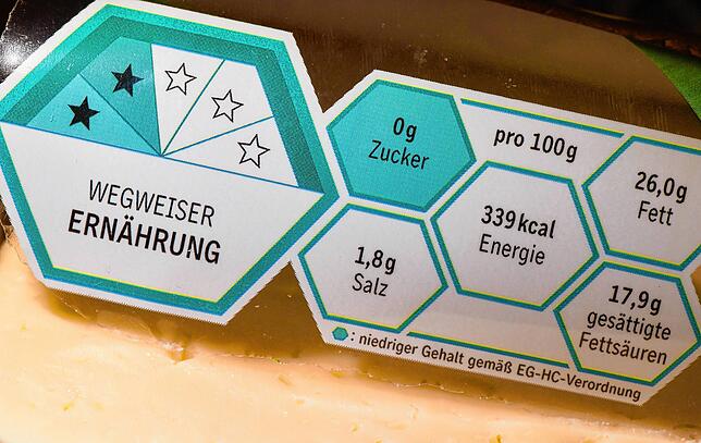 Ein Wegweiser Ernährung mit Nährwertkennzeichnung auf einer Packung Scheibenkäse.