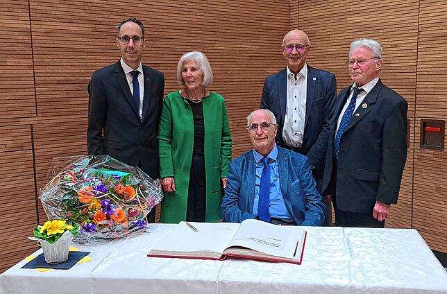 Bürgermeister Frank Harsch (links) mit den frisch geehrten Bürgern, Ingrid Egner (von links), Klaus Hertenstein und Hans Meßmer sowie ...