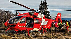 Ein Rettungshubschrauber aus der Schweiz war im Einsatz, nachdem ein Gleitschirmflieger am Kandel abgestürzt ist.