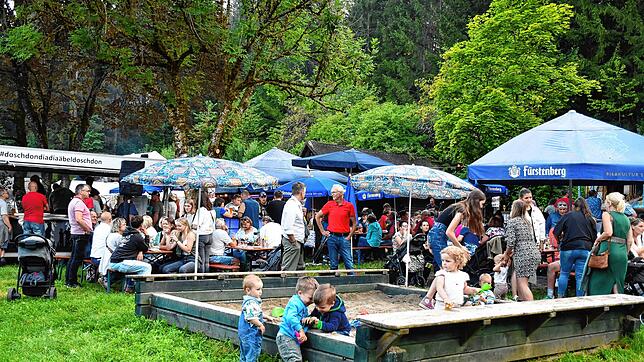 Jung und Alt genießen das Fischerfest inmitten des wunderschönen Landschaftsschutzgebietes Teufental. Bilder: Albert Bantle