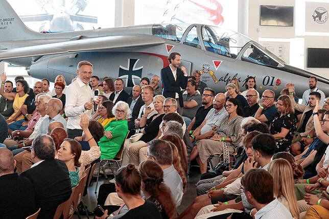 FDP-Boss Lindner erntet in Friedrichshafen viel Zustimmung.