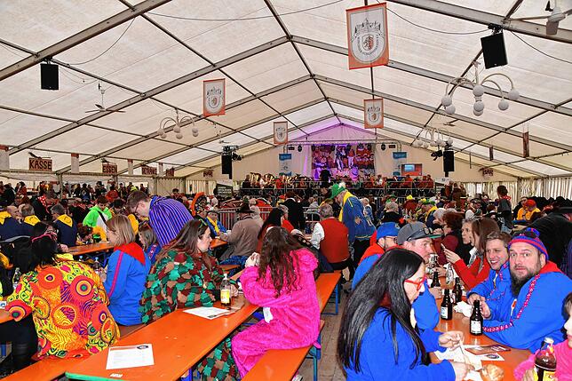 Bereits beim Altnarrennachmittag war das Festzelt am Samstag gut gefüllt.