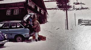 Da gab es noch Schnee in Hülle und Fülle: Petra Thyen beim Ausladen ihres blauen Ford Fiesta während eines Urlaubs mit Freunden im ...