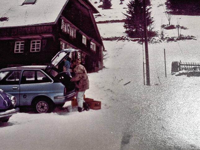 Petra Thyen beim Ausladen ihres ersten Autos während eines Urlaubs mit Freunden im Schwarzwald.