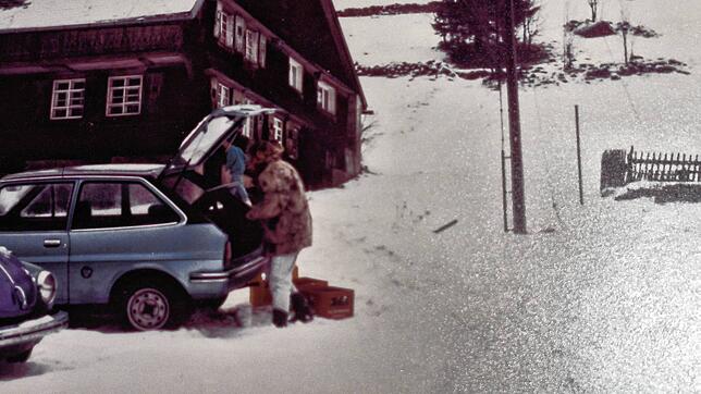 Da gab es noch Schnee in Hülle und Fülle: Petra Thyen beim Ausladen ihres blauen Ford Fiesta während eines Urlaubs mit Freunden im ...
