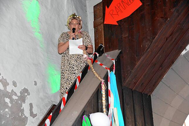 Im Treppenaufgang des Obertors wettert Rapunzel alias Martina Mattes über die rückständigen Hexen, die sie aufgrund ihres Modegeschmacks ...