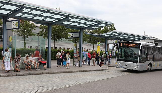 Die Einführung eines 1-Euro-Tagestickets und der Ausbau des Stadtverkehr-Angebotes könnten nach Auffassung des Netzwerk für ...