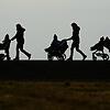 Drei Mütter schieben auf dem Höchsten ihre Kinderwagen eine Landstraße entlang. Statistisch gesehen haben Kinder im Bodenseekreis eine ...