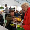 Regina Rieger, Veranstalterin der Messe am Hochrhein, reicht bei der Messe-Eröffnung Heiko Spitznagel (links) und Thomas Sausen vom ...