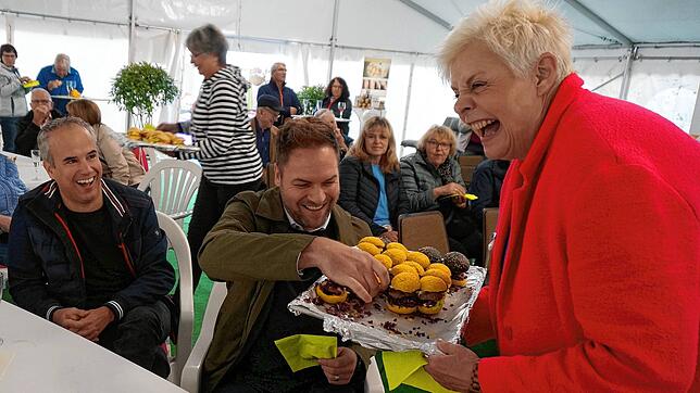 Regina Rieger, Veranstalterin der Messe am Hochrhein, reicht bei der Messe-Eröffnung Heiko Spitznagel (links) und Thomas Sausen vom ...