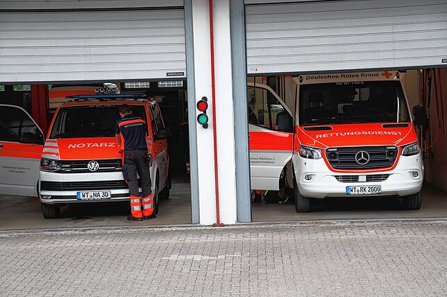 Bereit für den nächsten Einsatz: Eine Notarztfahrzeug und ein Rettungswagen des DRK in der Waldshuter Schmittenau.