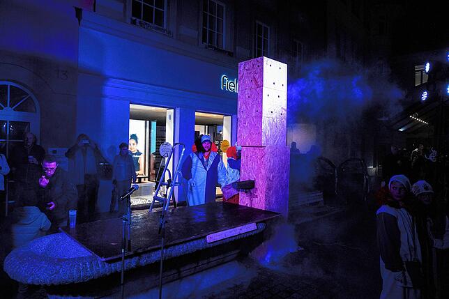 Bild 22: Endlich Fasnet: Glonkis stellen ihre Brunnenfigur auf und eröffnen die Fasnet