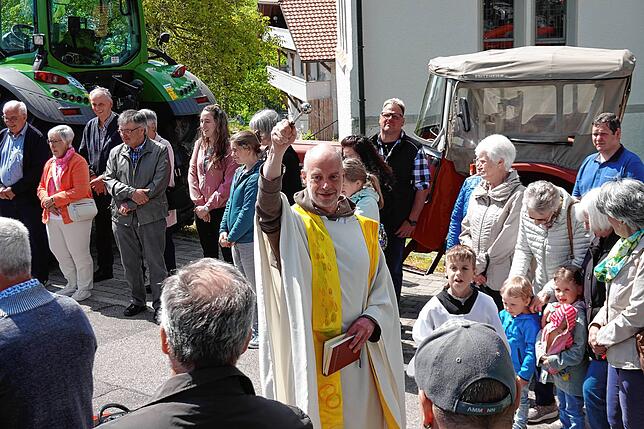 Bild 13: Die Plätze waren im Nu belegt – großes Gedränge beim Traktorenfest in Rotzingen