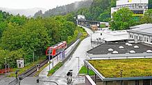 Drei Mitarbeiter der Firma Sto kommen gerade mit dem Zug am neuen Bahnsteig an und machen sich auf den Weg zur Spätschicht.