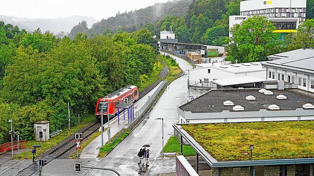 Drei Mitarbeiter der Firma Sto kommen gerade mit dem Zug am neuen Bahnsteig an und machen sich auf den Weg zur Spätschicht.
