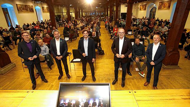 Die SÜDKURIER-Podiumsdiskussion zur Konstanzer OB-Wahl bestritten im Oberen Konzilsaal (v.l.) SÜDKURIER-Chefredakteur Stefan Lutz, ...