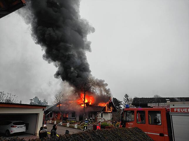 Beim Eintreffen der Feuerwehr schlugen bereits die Flammen aus dem Dachstuhl.