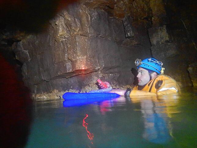 Sebastian Kuster in der Aachhöhle bei den Vermessungsarbeiten.