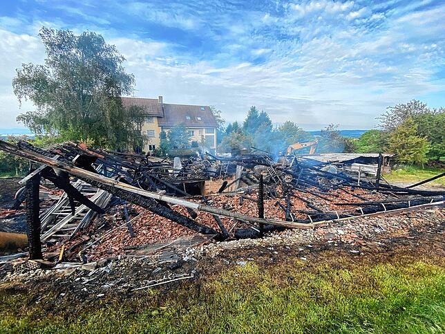 Die abgebrannte Scheune im Lilienweg am Tag nach der Brandnacht. Im Stallbereich der Scheune kamen zwei Pferde ums Leben. Sie konnten ...